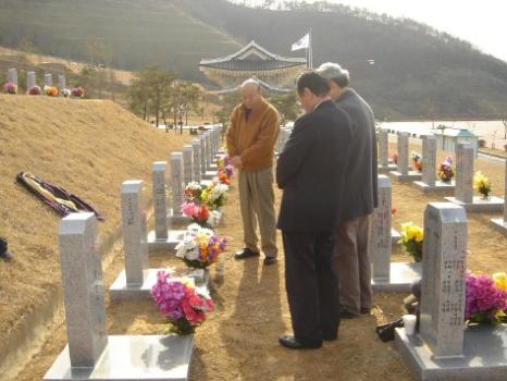 친구 찾아 삼만리(고 외길 김진동을 찾은 친구들) 이미지